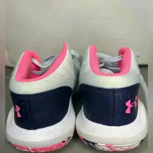 Youth girls Under Armour basketball shoes - Picture 4 of 7